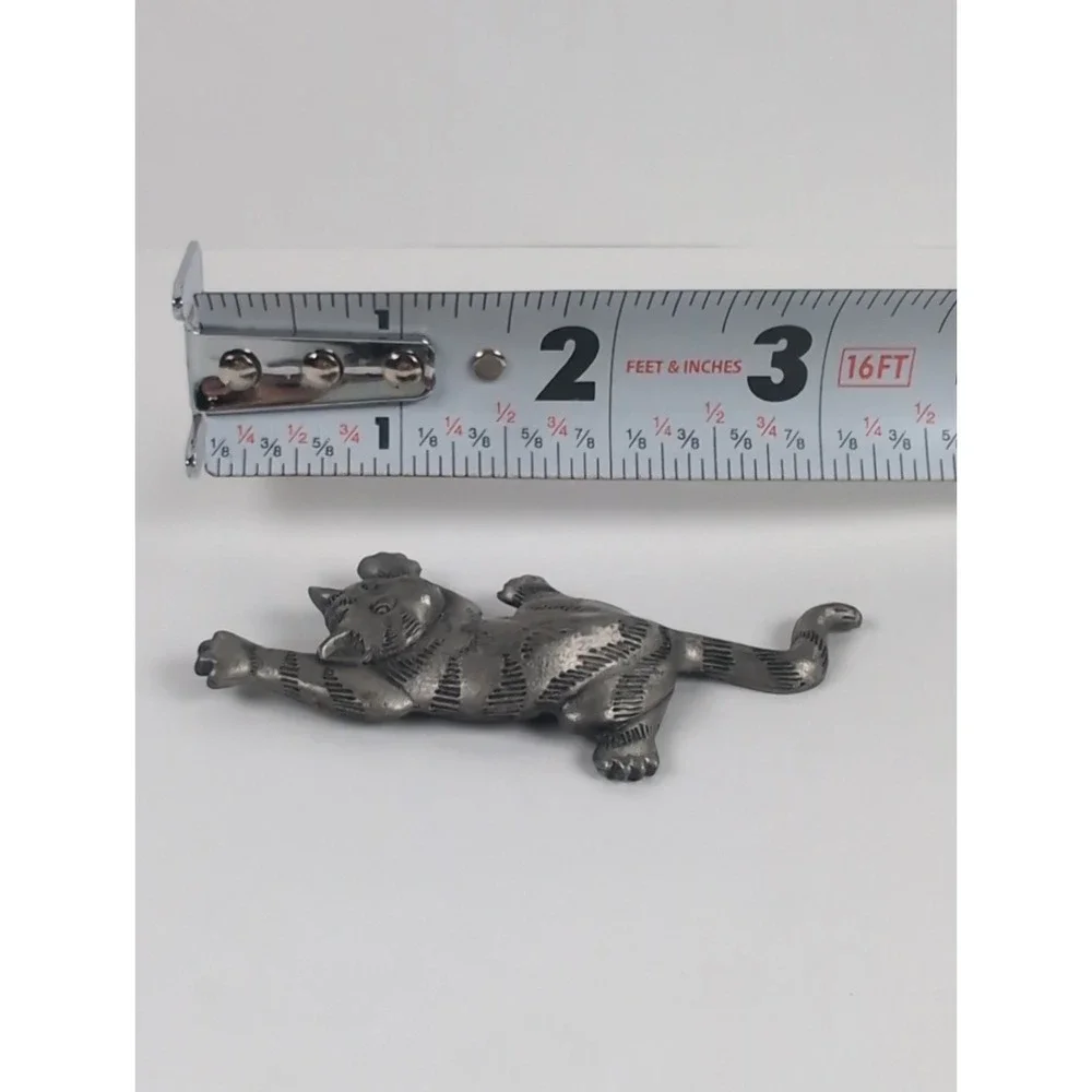 1988 JJ Vintage Silver Tone Surpriseed Climbing Cat Brooch Pin Figural Jewelry